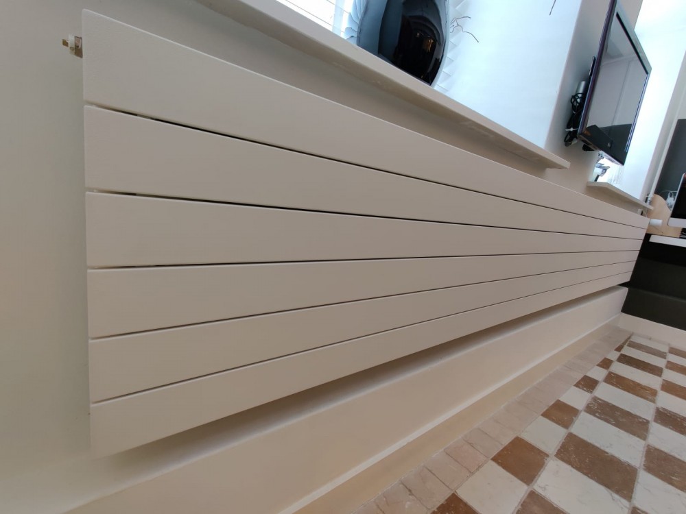 kleur Lichaam Reusachtig Horizontale lamellen radiator Designradiator.nl levert de mooiste  designradiatoren voor badkamer, woonkamer, keuken, slaapkamer en hal.